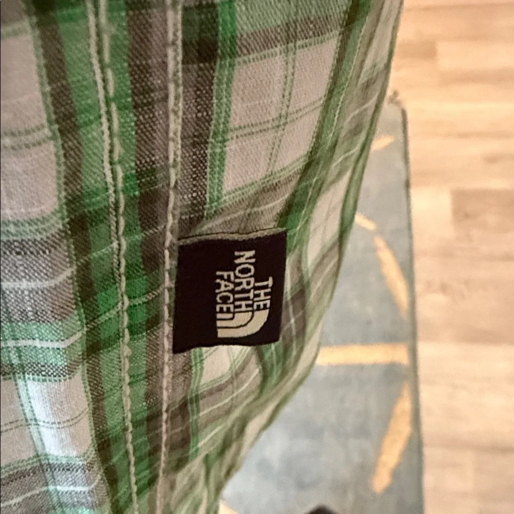 The North Face Green Plaid collared Men's Shirt front pockets short sleeve large